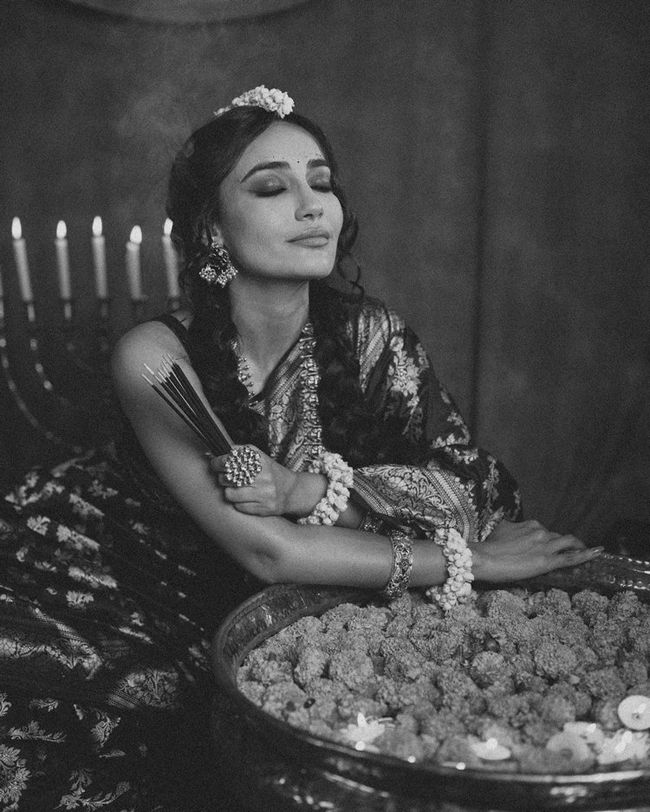 Surbhi Jyoti Lovely Vintage Looks In Black n White Surbhi Jyoti Lovely Vintage Looks In Black n White